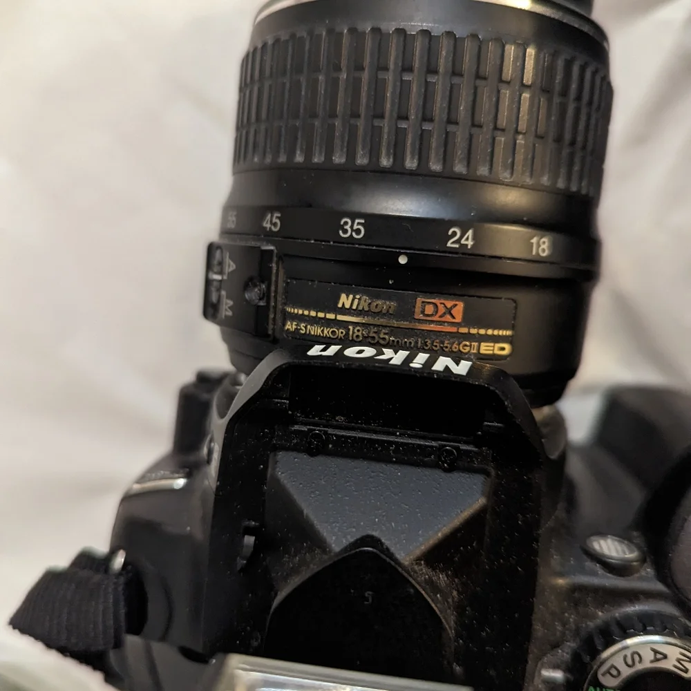 Nikon D40 6.1 MP Digital SLR Camera Kit w/‎ AF-S DX ED II G 18-55mm Lens